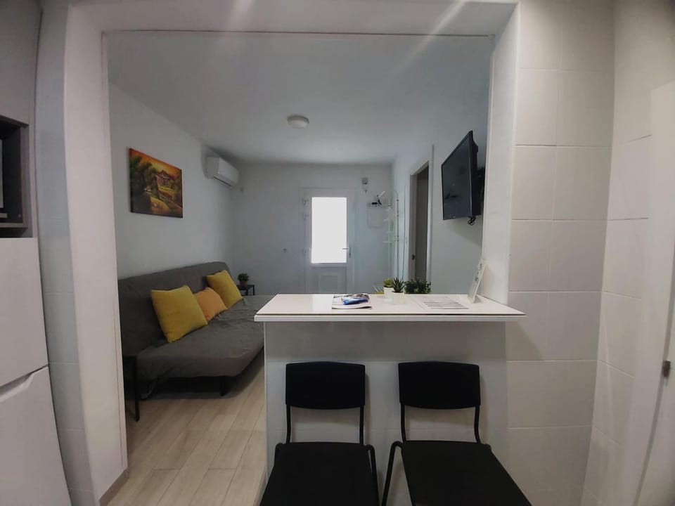 TV and multimedia, Kitchen or kitchenette, Living room, Seating area, Dining area