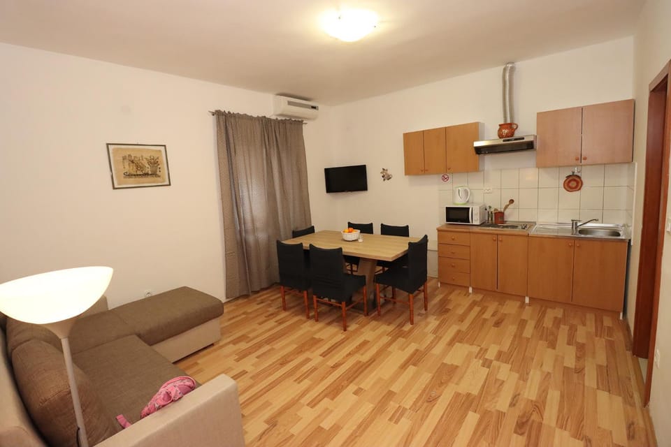 TV and multimedia, Living room, Seating area, Dining area, minibar, stove