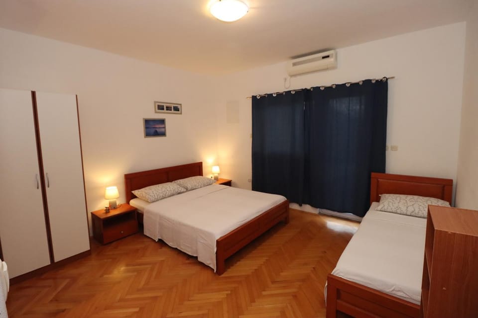 Bed, Bedroom, air conditioner