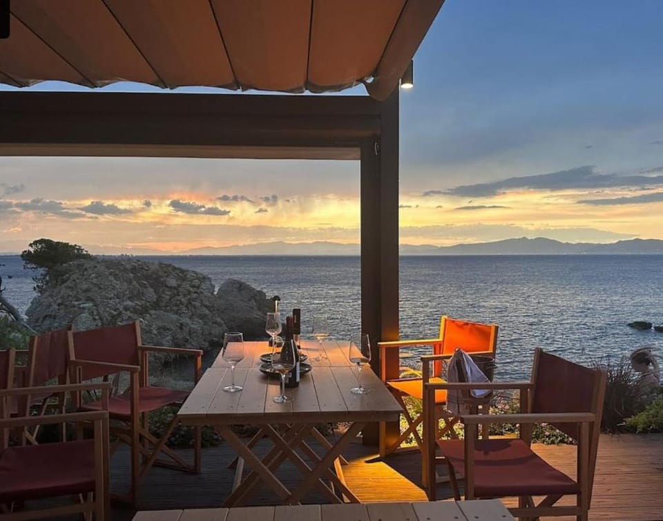Restaurant/places to eat, Restaurant/places to eat, Lounge or bar