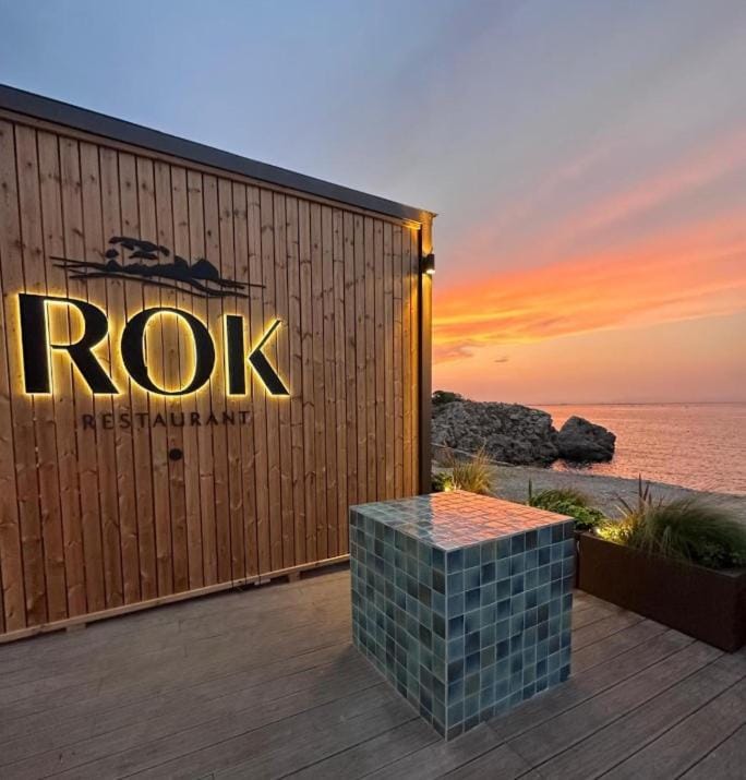 Restaurant/places to eat, Restaurant/places to eat, Lounge or bar