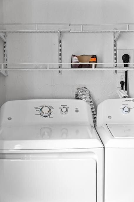 Spacious 6BR Quincy Apt - Balcony, Kitchen, Laundry, near Beach & Red Line 555 Apartment in Weymouth