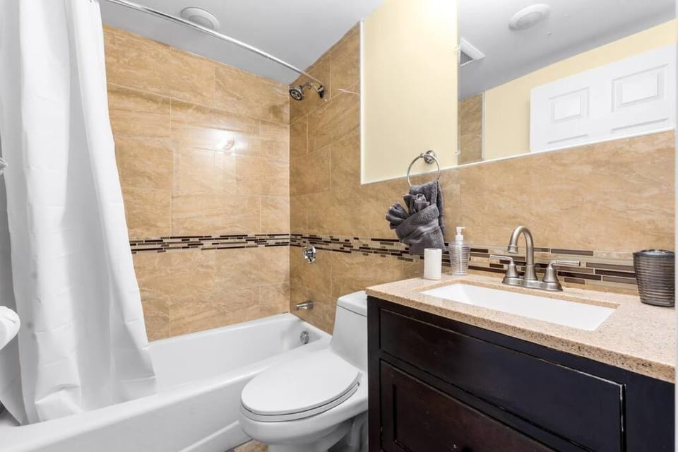 Spacious 6BR Quincy Apt - Balcony, Kitchen, Laundry, near Beach & Red Line 555 Apartment in Weymouth