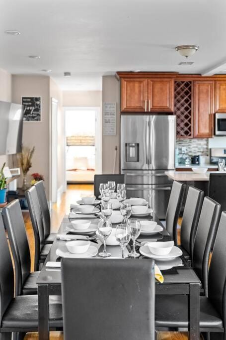 Spacious 6BR Quincy Apt - Balcony, Kitchen, Laundry, near Beach & Red Line 555 Apartment in Weymouth