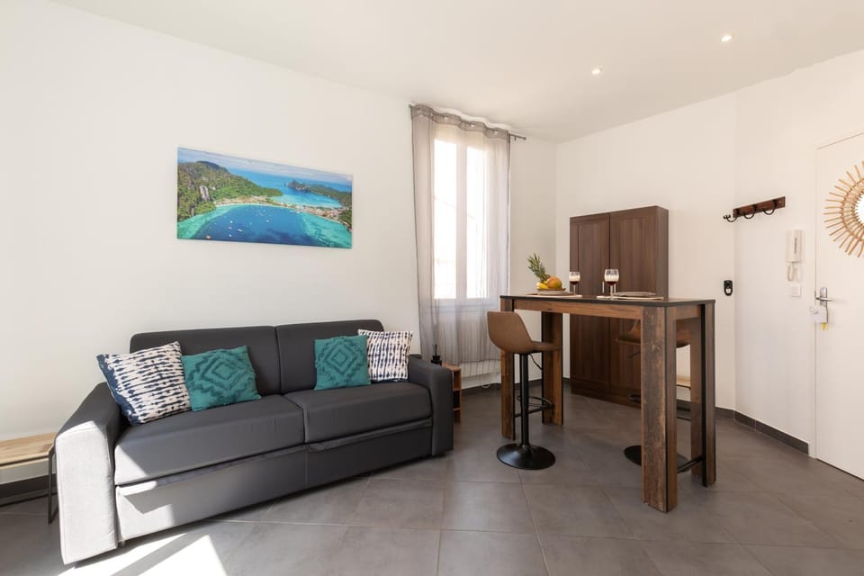 Living room, Dining area, hair dresser