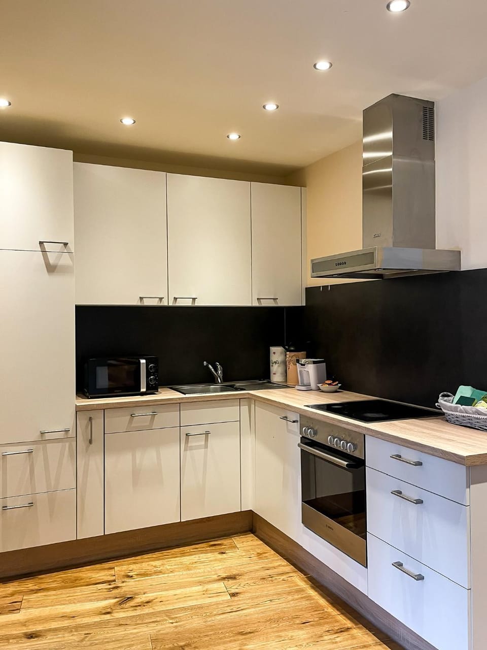 Kitchen or kitchenette, minibar