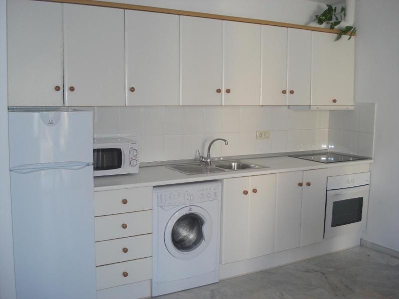 Kitchen or kitchenette, minibar, stove, washing machine