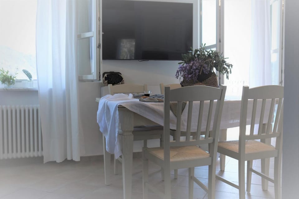 TV and multimedia, Living room, Seating area, air conditioner