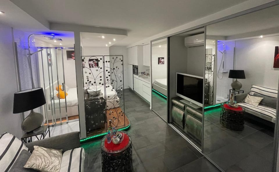Communal lounge/ TV room, TV and multimedia, Living room, Seating area, Evening entertainment