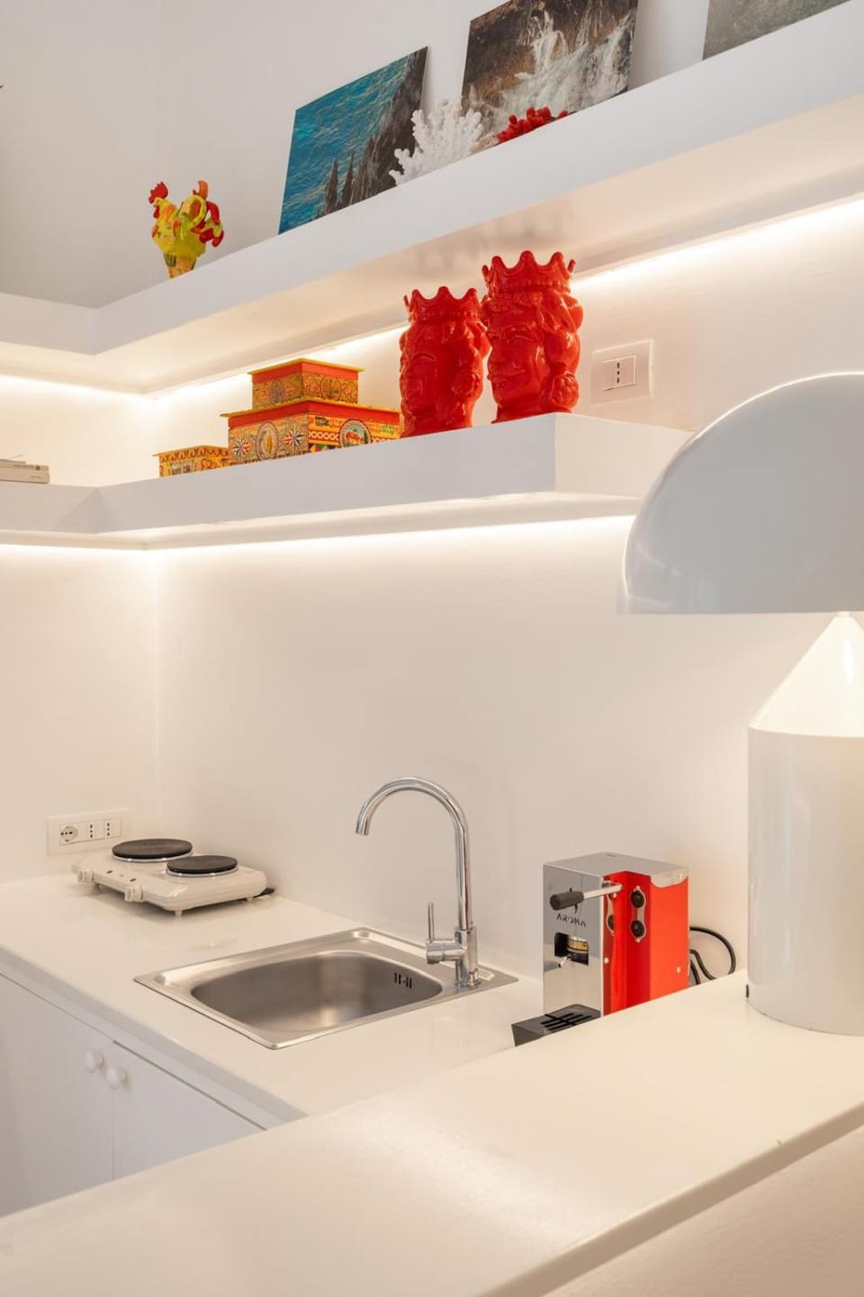 Coffee/tea facilities, Kitchen or kitchenette, stove