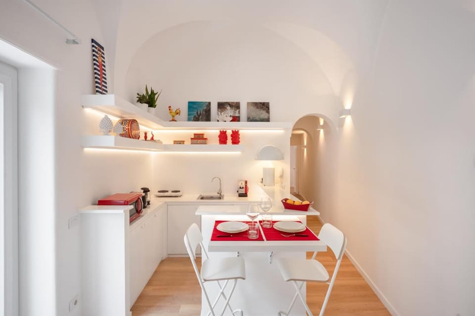 Kitchen or kitchenette, Living room, Seating area, Dining area