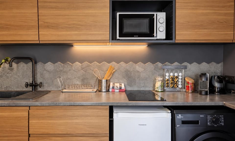 Coffee/tea facilities, Kitchen or kitchenette, oven, stove
