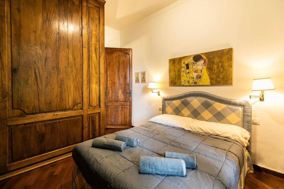 Bed, Photo of the whole room, towels