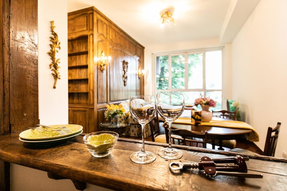 Kitchen or kitchenette, Living room, Food and drinks, Seating area, Dining area, Food, wardrobe