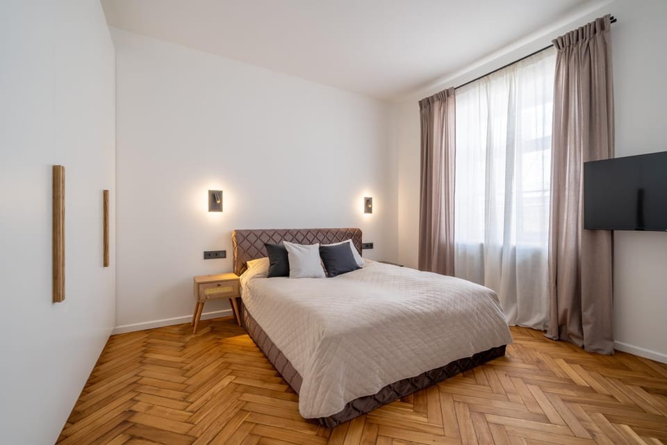 Bed, TV and multimedia, Bedroom