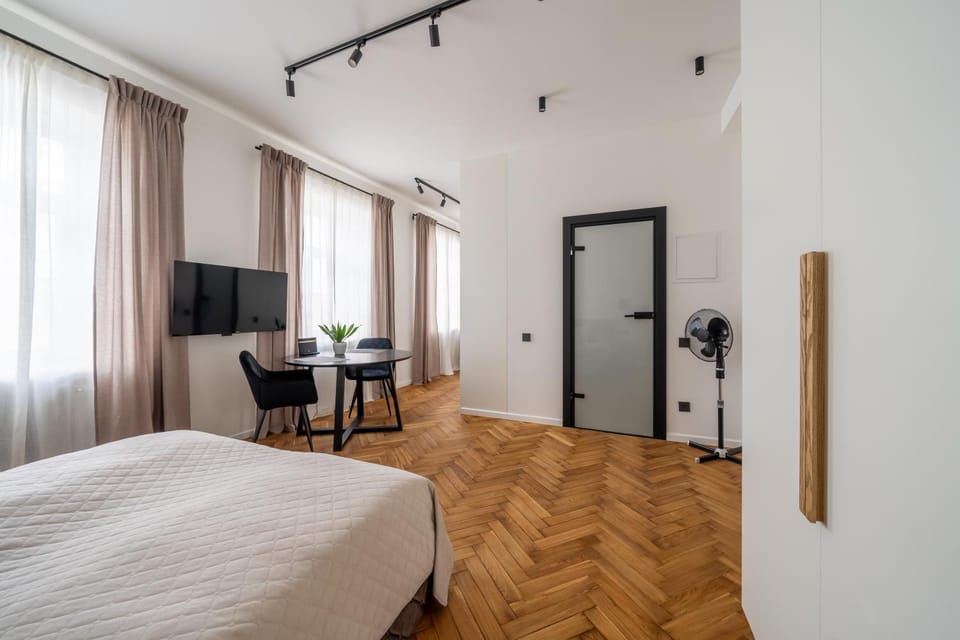 Bed, TV and multimedia, Living room, Photo of the whole room, Seating area, Evening entertainment, fireplace