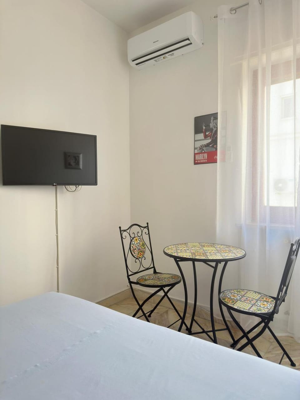 Bed, Photo of the whole room, Evening entertainment, Bedroom, air conditioner