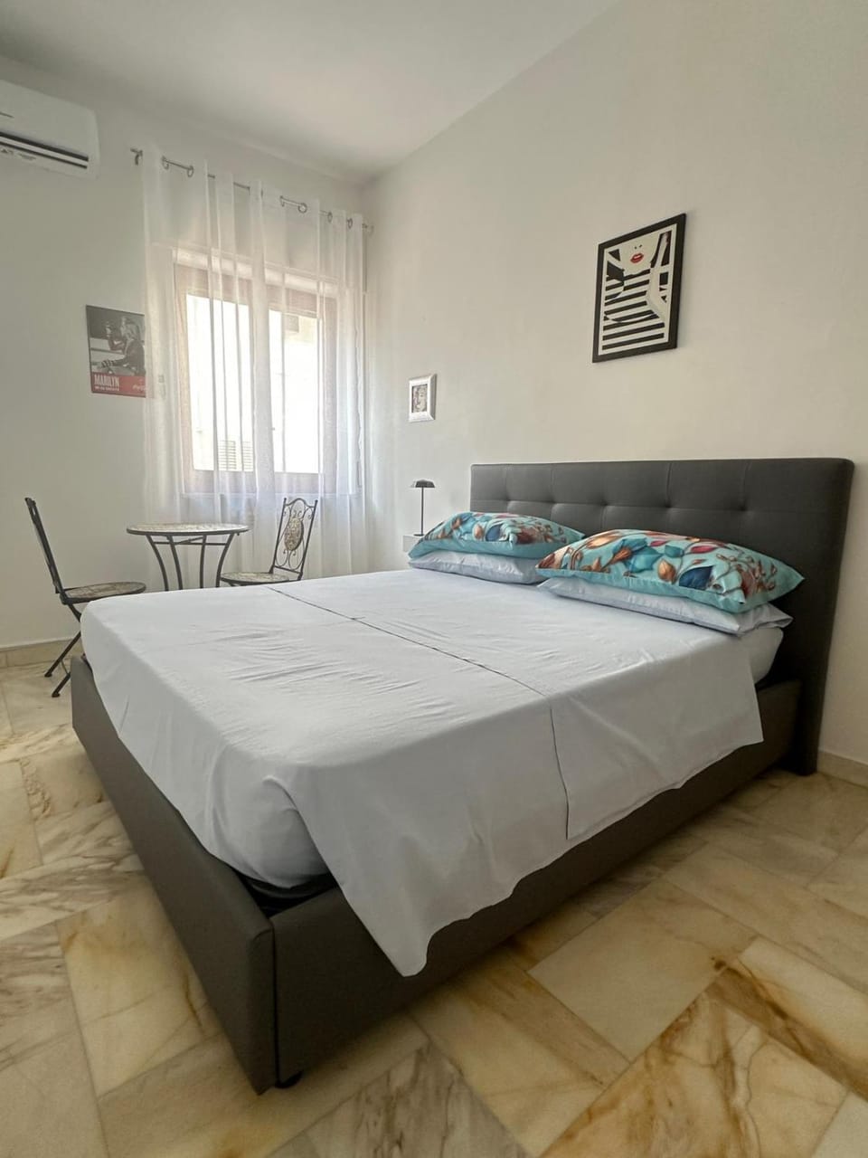 Bed, Photo of the whole room, Bedroom, air conditioner