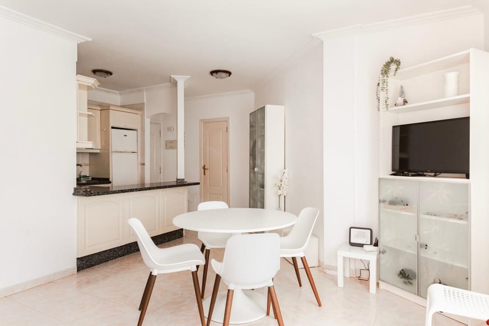TV and multimedia, Kitchen or kitchenette, Living room, Seating area, Dining area