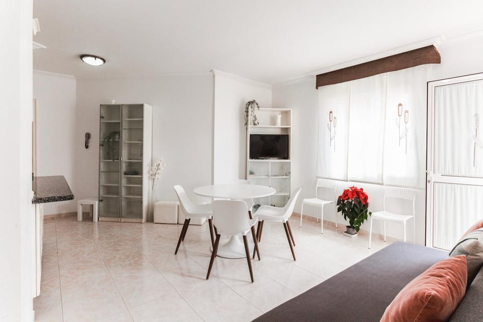 TV and multimedia, Living room, Seating area, Dining area