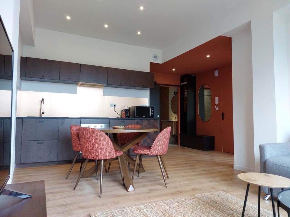 Kitchen or kitchenette, Dining area
