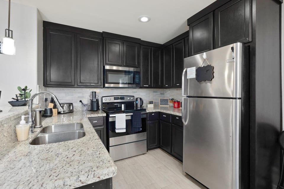 Coffee/tea facilities, Kitchen or kitchenette, oven, stove, toaster