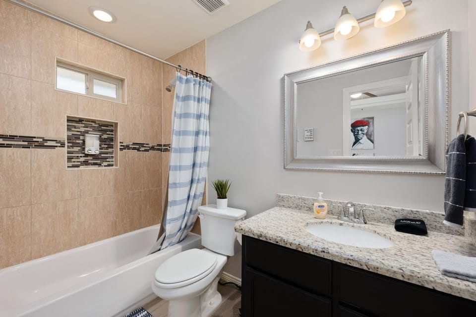 Shower, Toilet, Bathroom, Bath, towels