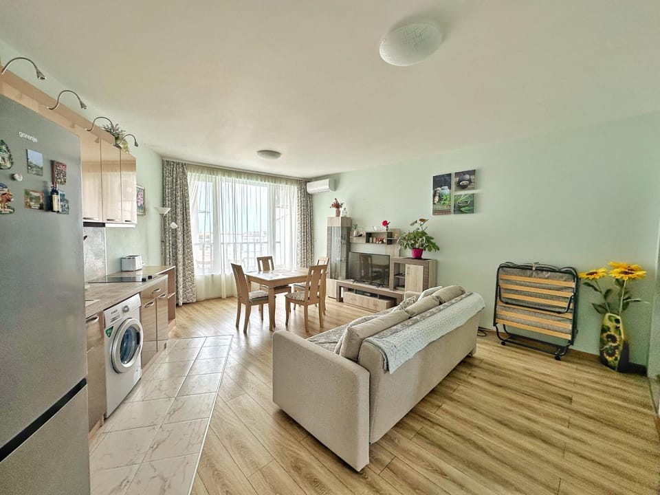 TV and multimedia, Kitchen or kitchenette, Living room, Seating area, Dining area, oven, stove