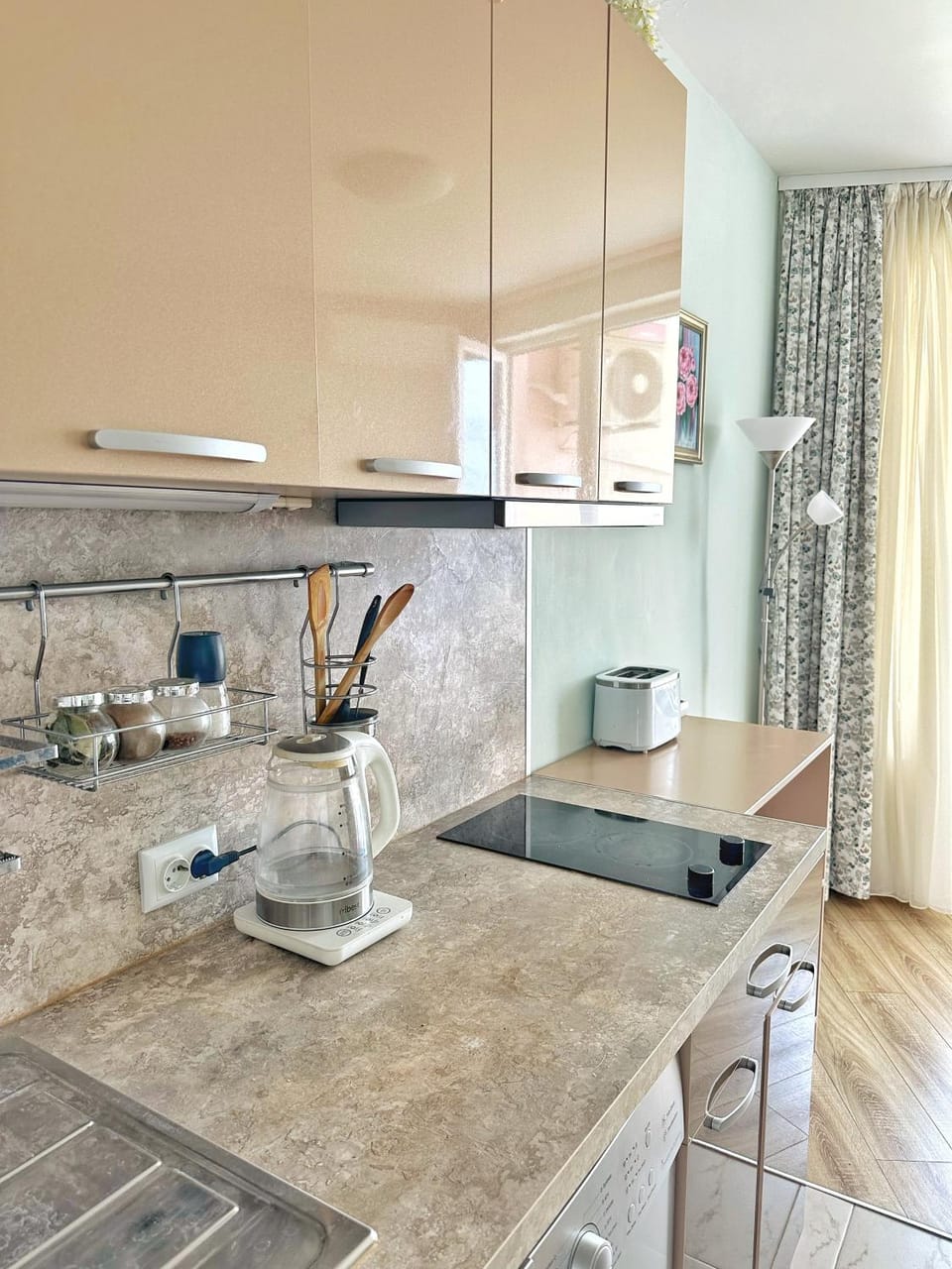 Kitchen or kitchenette, Dining area, stove