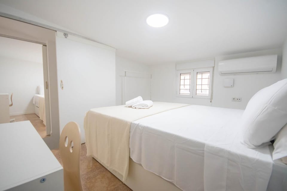 Photo of the whole room, Bedroom