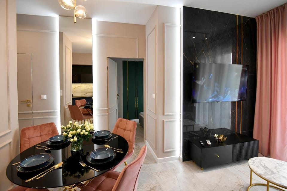 Communal lounge/ TV room, Living room, Dining area