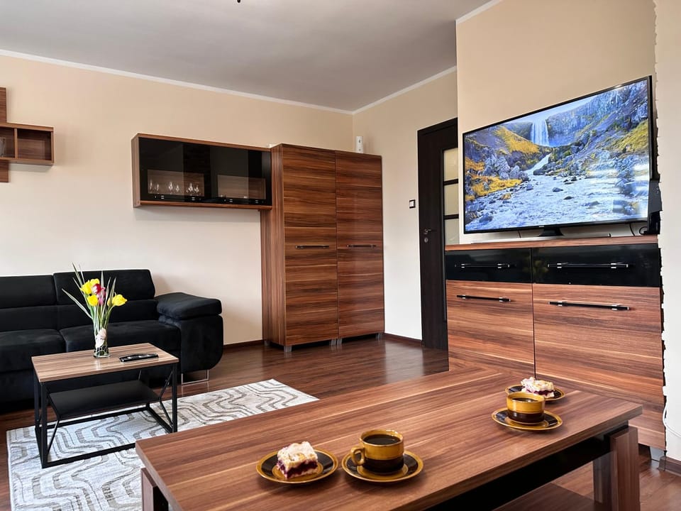 TV and multimedia, Living room, Evening entertainment