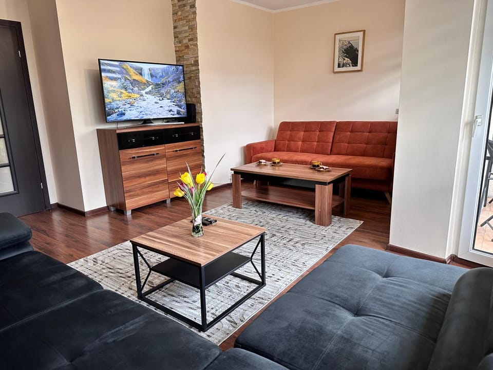 Communal lounge/ TV room, TV and multimedia, Living room, Seating area, Evening entertainment