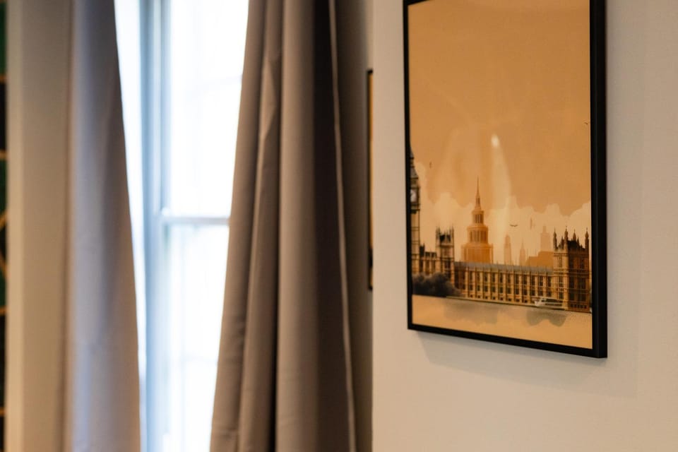 2 Bed - Edgware Road Apartment in City of Westminster