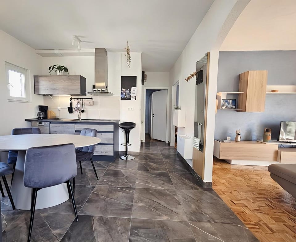 Kitchen or kitchenette, Living room, Photo of the whole room, Seating area, Dining area, Bedroom, stove