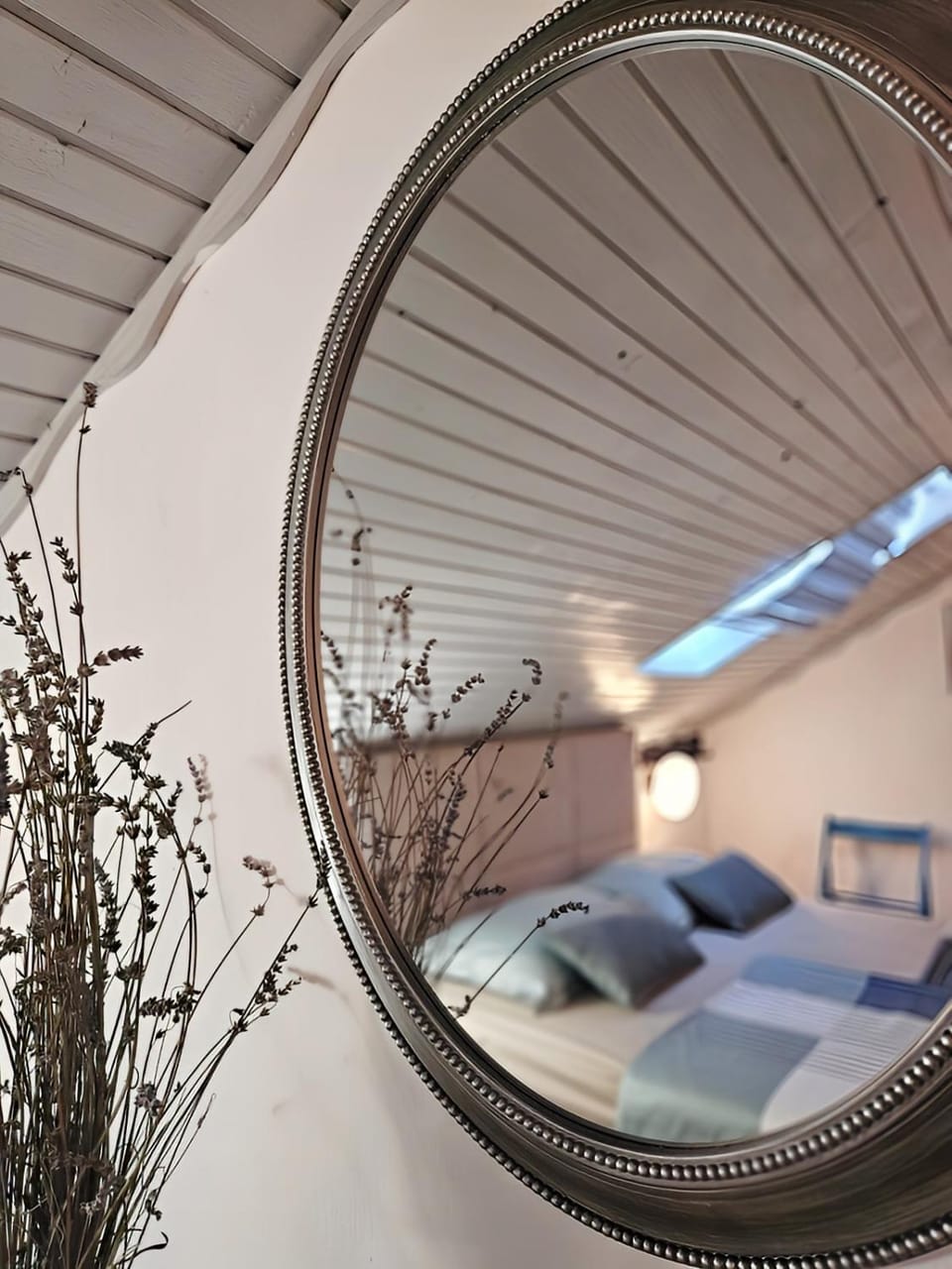 Bed, Decorative detail, Bedroom