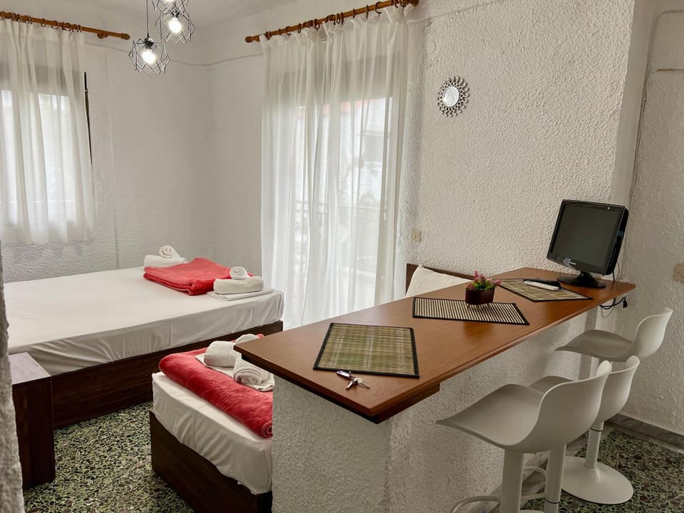 Bed, TV and multimedia, Photo of the whole room, Dining area, Bedroom