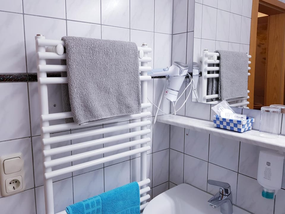 Shower, Toilet, Bathroom, Decorative detail, heating, towels