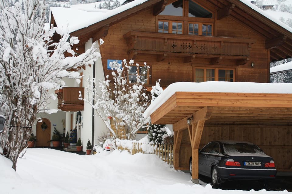 Property building, Facade/entrance, Winter, Parking