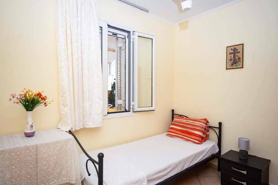 Spacious 2 Bd Detached House in Kefalonia w Patio House in Lixouri