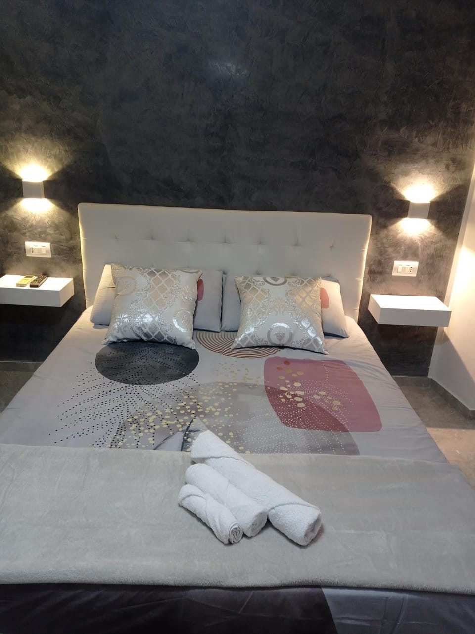 Bed, Bedroom, towels