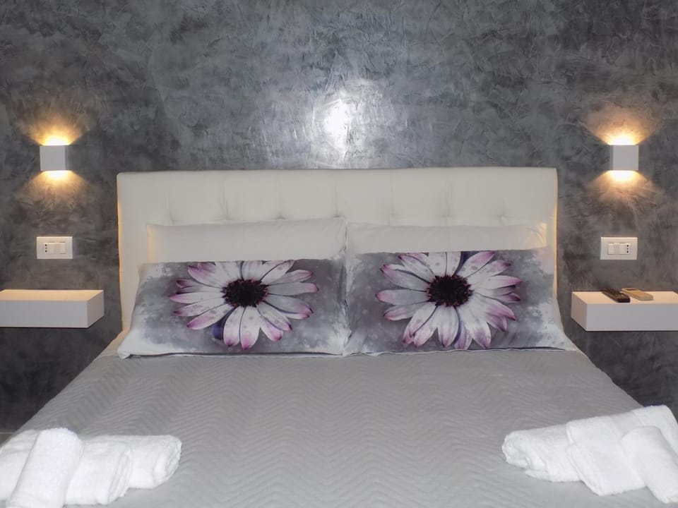 Bed, towels