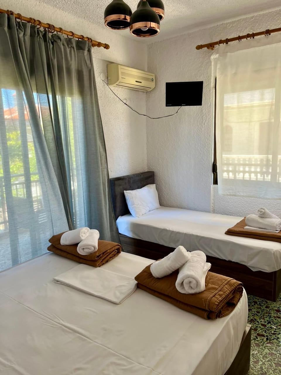 Bed, TV and multimedia, Photo of the whole room, air conditioner