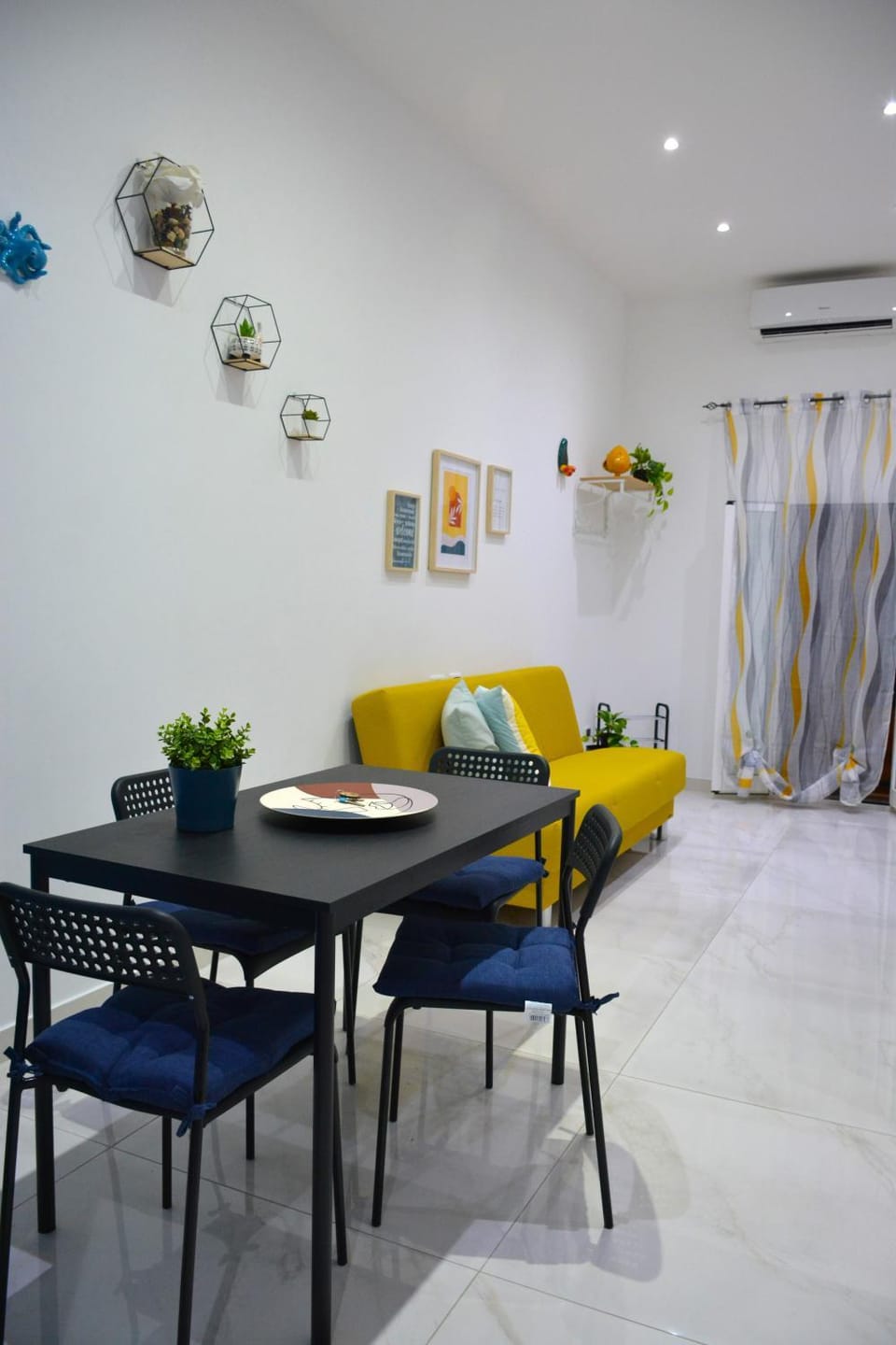 Balcony/Terrace, Living room, Seating area, Dining area, City view, Inner courtyard view, heating, air conditioner