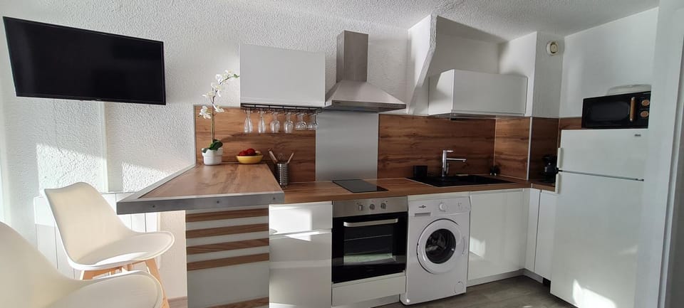 Coffee/tea facilities, Kitchen or kitchenette, minibar, pet friendly, stove, washing machine