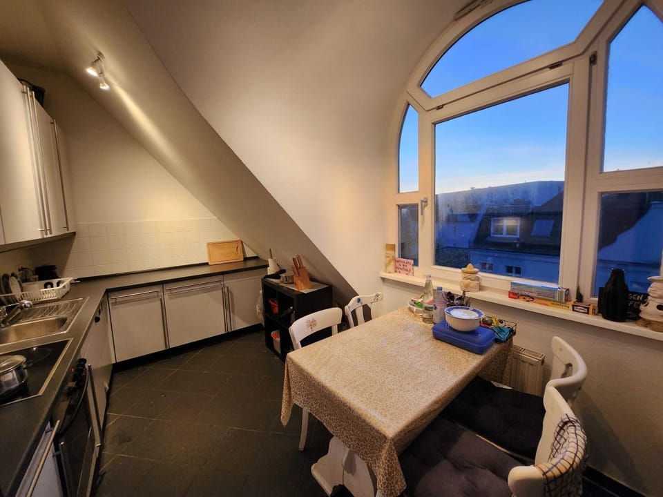 Kitchen or kitchenette, Seating area, Dining area, minibar, pet friendly