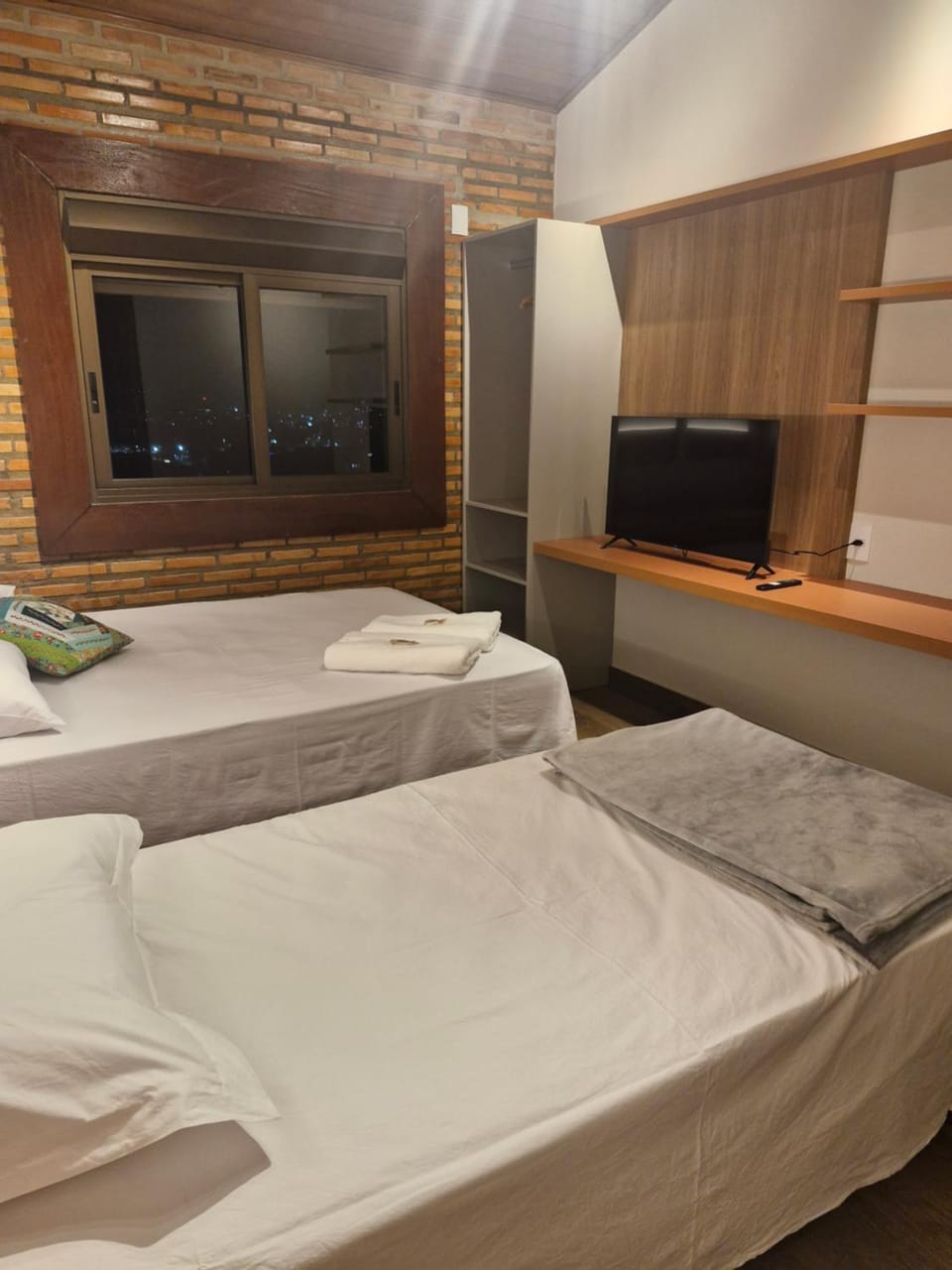 Bed, TV and multimedia, Photo of the whole room, Bedroom
