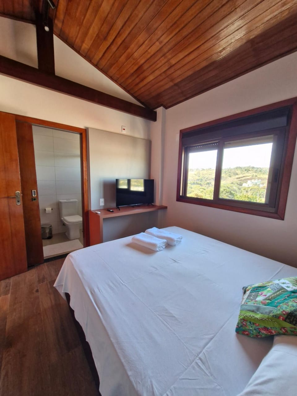 TV and multimedia, Photo of the whole room, Bedroom