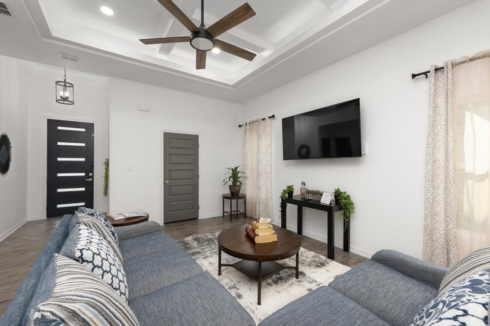 Spacious Modern 3 Bd 2Ba House with Garage and Parking House in Edinburg
