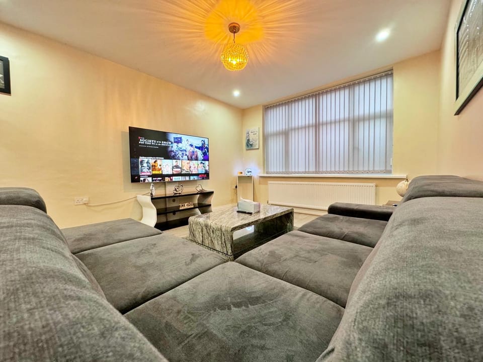 Communal lounge/ TV room, TV and multimedia, Living room, Seating area, Entertainment